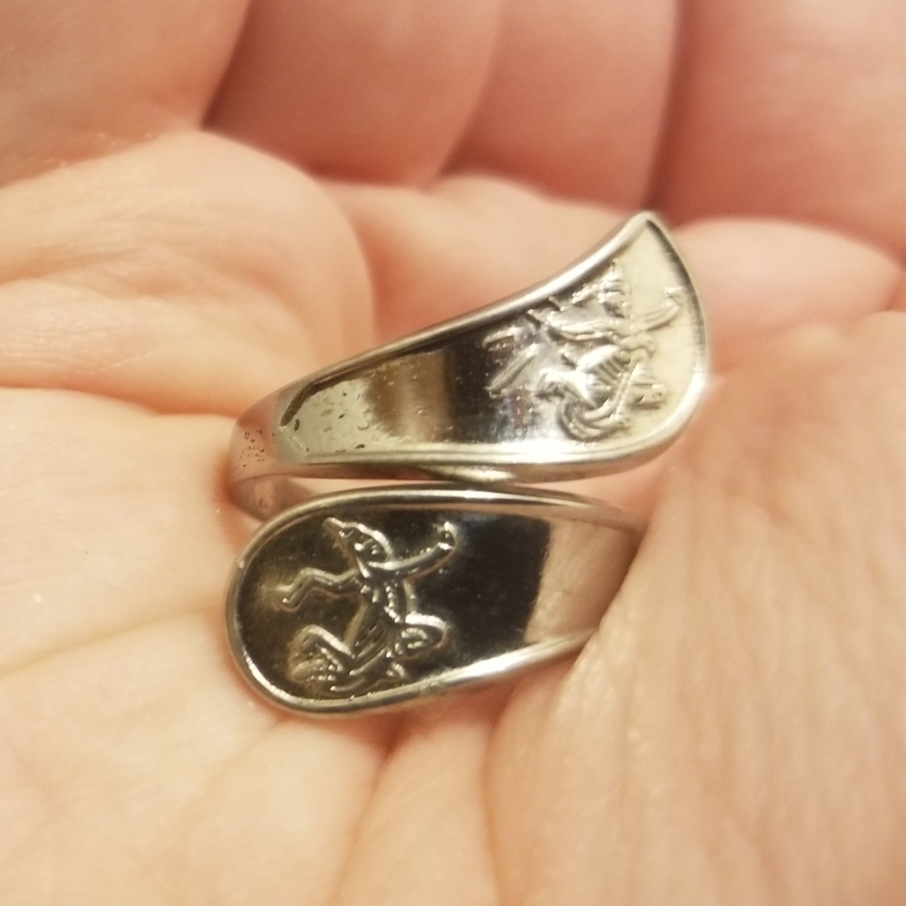 Vtg silvertone Asian-themed bypass ring - Picture 8 of 14